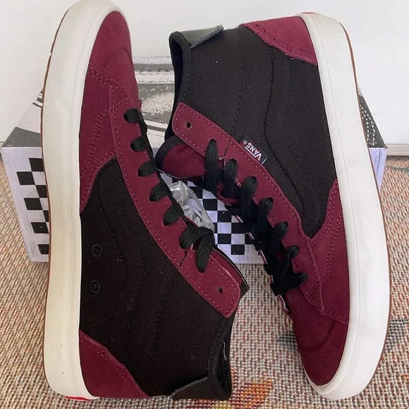 Vans WMNS The Lizzie Port/Black
VN0A4BX102Y
Sneakers - Picture 11 of 16
